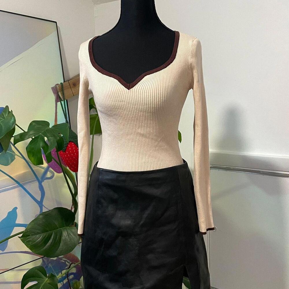 Lamarque lamb leather skirt size 6. originally $400 - Picture 2 of 8